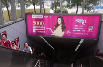 1號(hào)線(xiàn)梯頂燈箱廣告