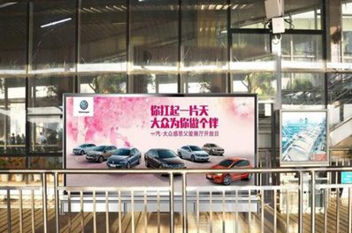 廈門郵輪中心躉船區(qū)排隊側(cè)面立式燈箱廣告 廈門郵輪中心躉船區(qū)排隊側(cè)面立式燈箱廣告