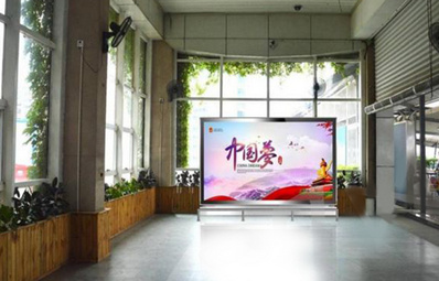 廈門郵輪中心往躉船區(qū)扶梯下方立式燈箱廣告 廈門郵輪中心往躉船區(qū)扶梯下方立式燈箱廣告