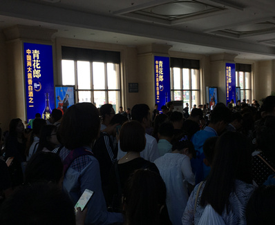 青島火車站東、西候車室立式燈箱廣告