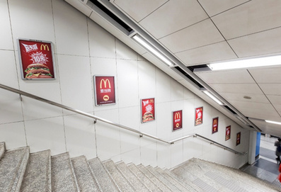 1、2、10號(hào)線梯旁看板廣告