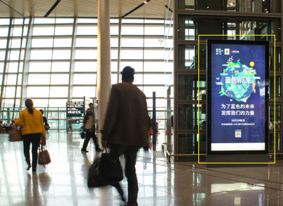 F2層出發(fā)國內(nèi)候機區(qū)電梯旁落地燈箱廣告