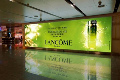 大連機場一層到達(dá)通廊燈箱廣告 大連機場一層到達(dá)通廊燈箱廣告