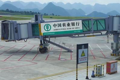 T2航站樓外廊橋右側(cè)貼膜廣告 T2航站樓外廊橋右側(cè)貼膜廣告