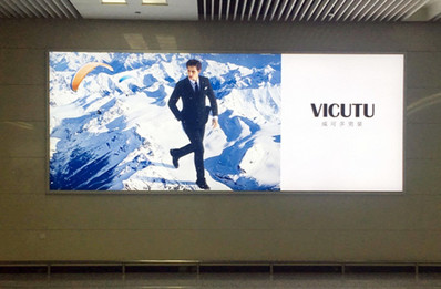 到達行李廳下扶梯對面燈箱廣告 到達行李廳下扶梯對面燈箱廣告