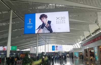 T2航站樓值機(jī)大廳正上方懸掛燈箱廣告 T2航站樓值機(jī)大廳正上方懸掛燈箱廣告