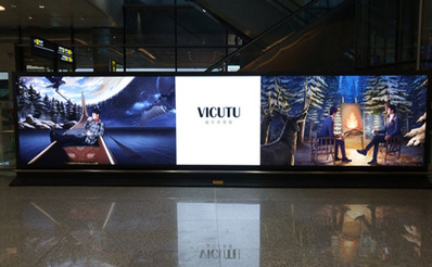 T2航站樓國(guó)內(nèi)到達(dá)出口正迎面立式燈箱廣告