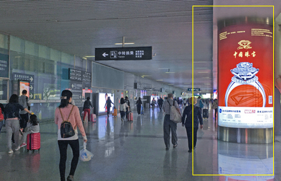 到達層出站通道雙面包柱燈箱廣告