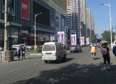 嫩江街火車站東出口至延安街路口道旗 嫩江街火車站東出口至延安街路口道旗