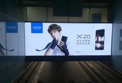 深圳北高鐵站進站楣頭燈箱廣告