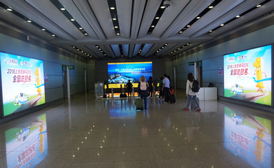 F1層國內(nèi)到達通廊墻面燈箱廣告