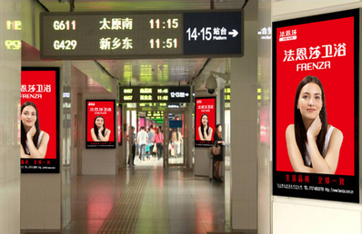 東西四米進站通廊兩側燈箱廣告