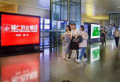 到達(dá)層落地滾動(dòng)燈箱廣告(反面) 到達(dá)層落地滾動(dòng)燈箱廣告(反面)