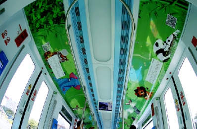 深圳有軌電車(chē)車(chē)廂頂貼廣告 深圳有軌電車(chē)車(chē)廂頂貼廣告