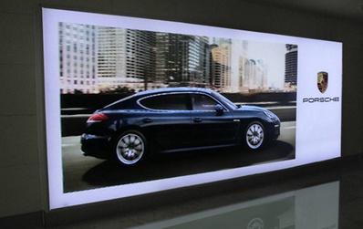 國內(nèi)到達下電梯正迎面室內(nèi)燈箱廣告