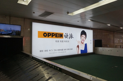 一層國內(nèi)到達行李轉(zhuǎn)盤室內(nèi)燈箱廣告