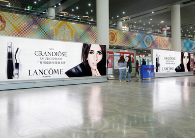 澳門國際機場出發(fā)大廳前燈箱廣告 澳門國際機場出發(fā)大廳前燈箱廣告
