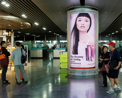 澳門機場免稅品區(qū)柱立式燈箱廣告 澳門機場免稅品區(qū)柱立式燈箱廣告