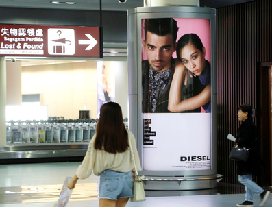 澳門機場行李提取區(qū)柱立式燈箱廣告 澳門機場行李提取區(qū)柱立式燈箱廣告