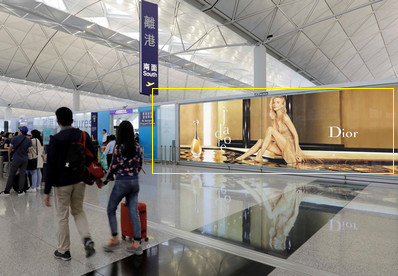 香港機(jī)場(chǎng)出發(fā)區(qū)安檢前巨幅燈箱廣告 香港機(jī)場(chǎng)出發(fā)區(qū)安檢前巨幅燈箱廣告