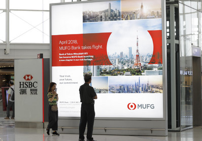 香港機(jī)場(chǎng)出發(fā)區(qū)離境安檢后燈箱廣告 香港機(jī)場(chǎng)出發(fā)區(qū)離境安檢后燈箱廣告