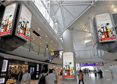 香港機(jī)場(chǎng)出發(fā)區(qū)免稅區(qū)燈箱組合廣告 香港機(jī)場(chǎng)出發(fā)區(qū)免稅區(qū)燈箱組合廣告