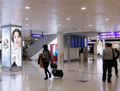 香港機(jī)場(chǎng)出發(fā)區(qū)免稅區(qū)柱型燈箱組合廣告