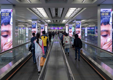 香港機(jī)場(chǎng)五樓到達(dá)數(shù)碼柱長(zhǎng)廊廣告 香港機(jī)場(chǎng)五樓到達(dá)數(shù)碼柱長(zhǎng)廊廣告