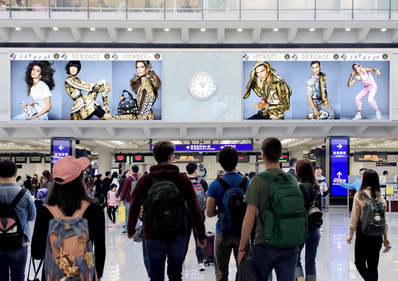香港機(jī)場(chǎng)五樓到達(dá)入境大堂中央巨幅燈箱廣告 香港機(jī)場(chǎng)五樓到達(dá)入境大堂中央巨幅燈箱廣告