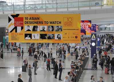 香港機(jī)場(chǎng)五樓迎賓大堂廊橋掛畫海報(bào)廣告