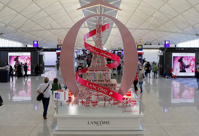 香港機(jī)場(chǎng)出發(fā)區(qū)中央長(zhǎng)廊節(jié)日展覽廣告 香港機(jī)場(chǎng)出發(fā)區(qū)中央長(zhǎng)廊節(jié)日展覽廣告
