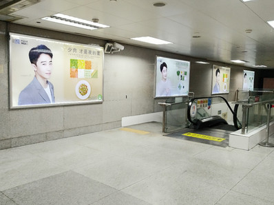 深圳羅湖火車站進(jìn)站樓梯處墻體燈箱廣告 深圳羅湖火車站進(jìn)站樓梯處墻體燈箱廣告