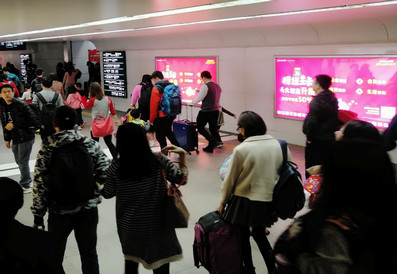 深圳羅湖火車站負(fù)一樓出站通道燈箱廣告 深圳羅湖火車站負(fù)一樓出站通道燈箱廣告