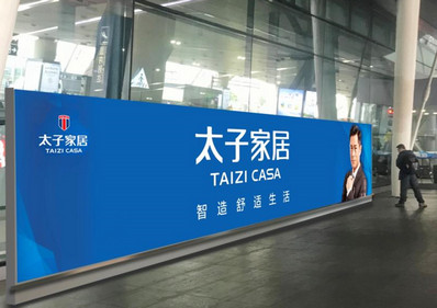 成都機場T2航站樓到達A、B出口之間燈箱廣告