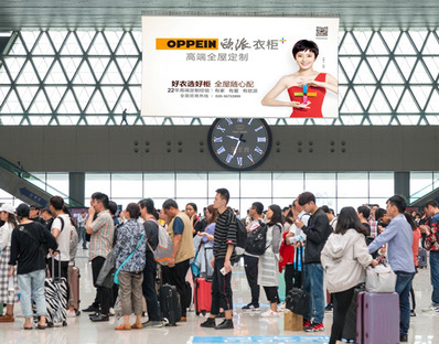 鄭州東站出發(fā)層候車大廳雙面吊旗廣告 鄭州東站出發(fā)層候車大廳雙面吊旗廣告