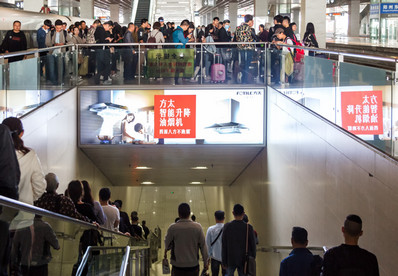 鄭州東站到達(dá)層出站通道扶梯上方楣頭燈箱廣告 鄭州東站到達(dá)層出站通道扶梯上方楣頭燈箱廣告
