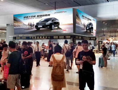 西安北站到達層出站口服務(wù)臺墻面燈箱廣告 西安北站到達層出站口服務(wù)臺墻面燈箱廣告