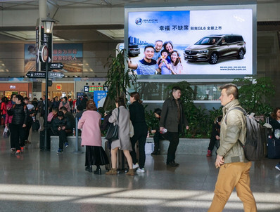 上海虹橋站出發(fā)層南、北進(jìn)站安檢口雙面燈箱廣告