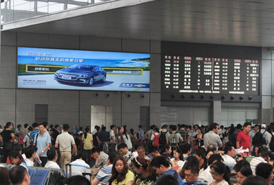 上海虹橋站出發(fā)層?xùn)|、西進(jìn)站安檢口正面墻面燈箱廣告