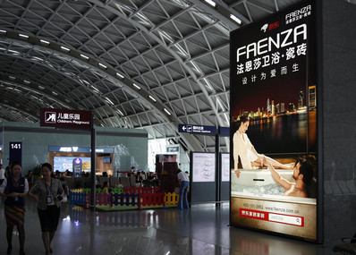成都機場二層出發(fā)廳落地燈箱廣告