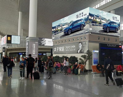 蘭州機(jī)場T2值機(jī)大廳正中央墻面燈箱廣告 蘭州機(jī)場T2值機(jī)大廳正中央墻面燈箱廣告
