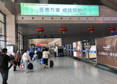 長春西站進(jìn)站大廳二樓夾層墻體燈箱廣告 長春西站進(jìn)站大廳二樓夾層墻體燈箱廣告