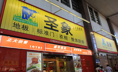 北京站進站大廳二層回廊兩側三面翻廣告 北京站進站大廳二層回廊兩側三面翻廣告