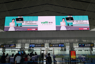 張家界機場出發(fā)大廳安檢上方LED屏廣告 張家界機場出發(fā)大廳安檢上方LED屏廣告
