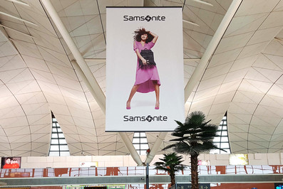 沈陽(yáng)機(jī)場(chǎng)出發(fā)值機(jī)大廳辦票島上方吊旗廣告 沈陽(yáng)機(jī)場(chǎng)出發(fā)值機(jī)大廳辦票島上方吊旗廣告