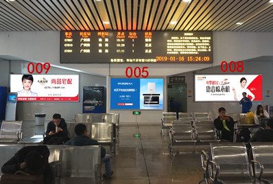 明珠站候車大廳內墻身燈箱廣告