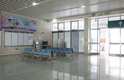 前山站進出站口墻身燈箱廣告