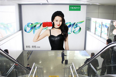 成都雙流機場T2到達通廊梯眉墻體燈箱廣告