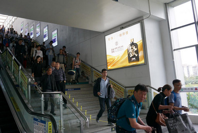唐家灣站A1、B1電梯通道旁圖騰柱燈箱廣告