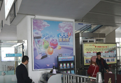 唐家灣站到達口旁圖騰柱燈箱廣告